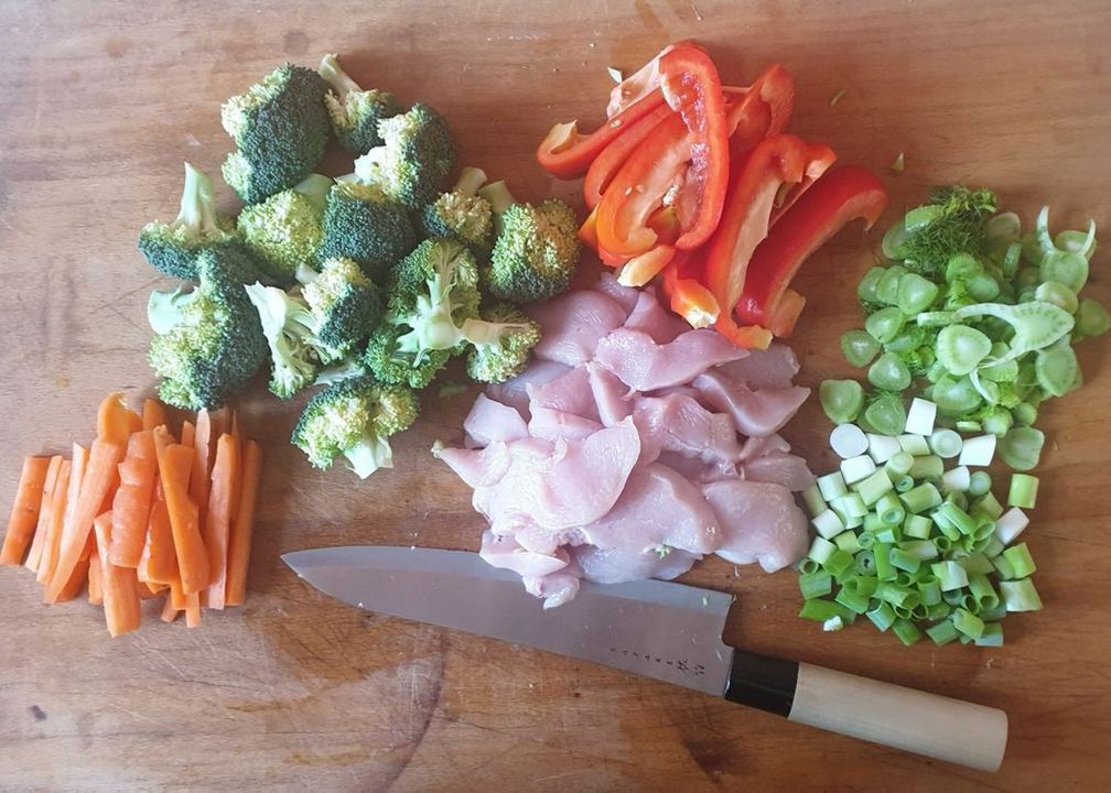 chicken, carrots, broccoli, red bell pepper, green onions, fennel