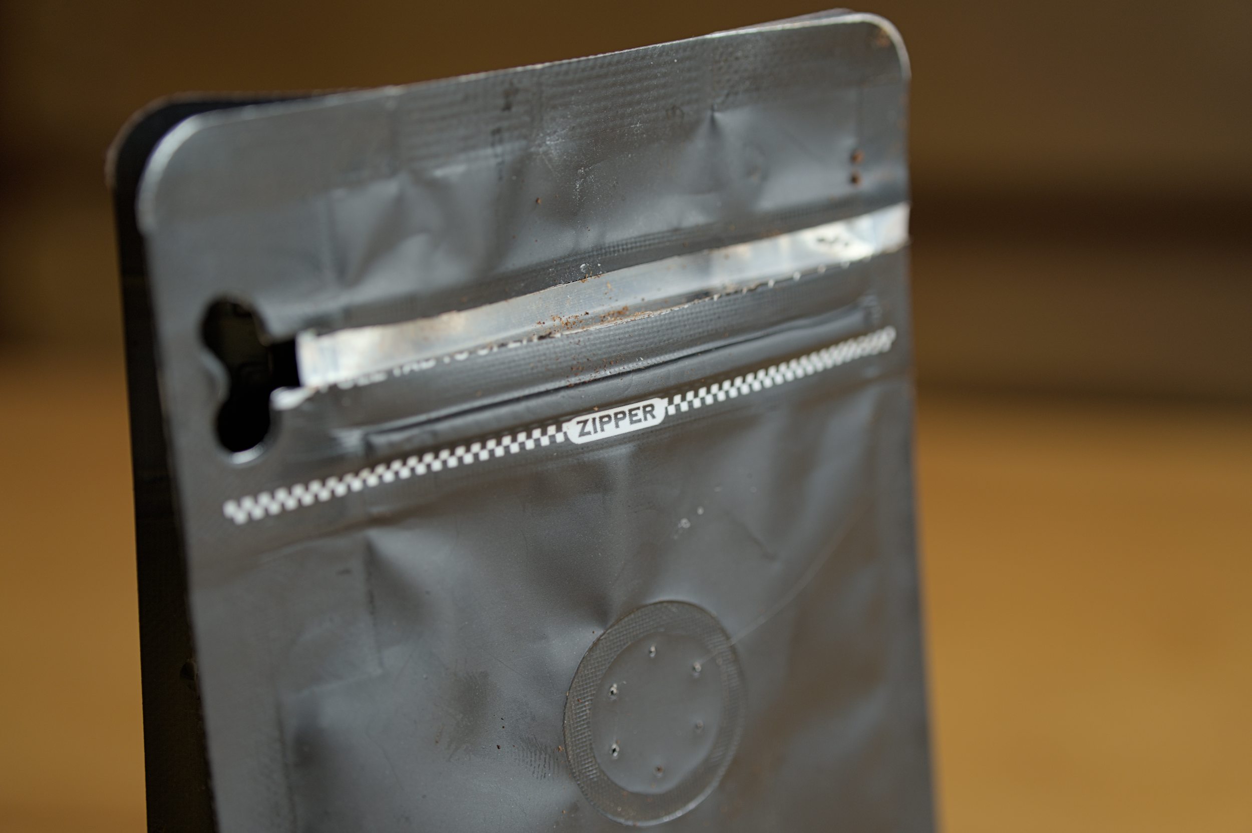 Zip mechanism at the back of the bag
